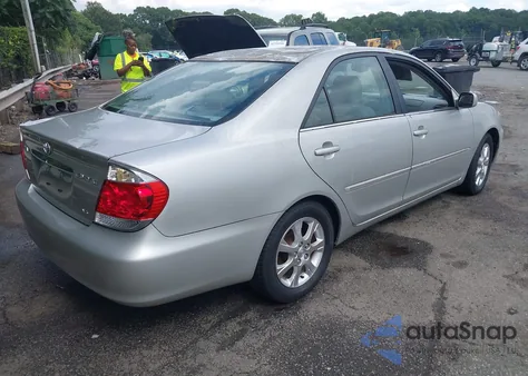 2005 Toyota Camry Xle V6 z USA, uszkodzony, nr VIN 4T1BF30K75U087160